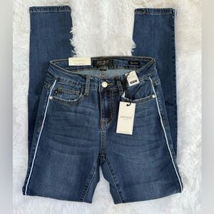 Judy Blue skinny fit jeans with light blue piping. Size 3/26.